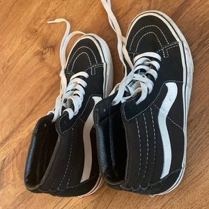 Black Sk8-Hi Vans